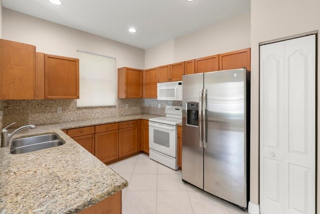 Building Photo - 340 River Bluff Ln
