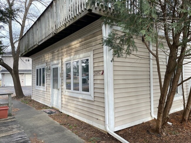 Building Photo - Nice and Spacious 1 Bedroom 1 Bath with Attached 1 Car Garage located in Wauconda!