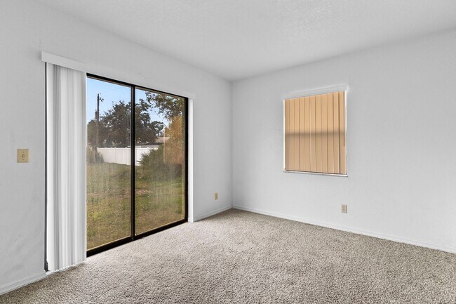 Building Photo - Annual ** 4 Bed / 3 Bath Single Family Hom...