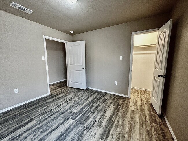 Building Photo - "Charming 3-Bedroom Haven with 2 Full Bath...