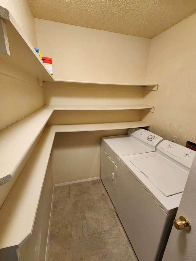 Building Photo - 3224 Hillrise Dr