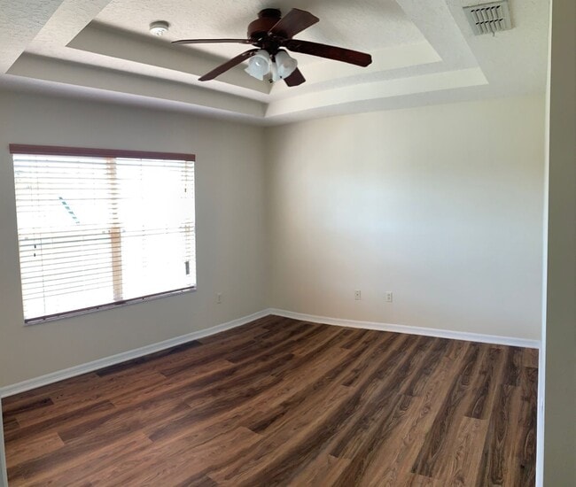 Building Photo - 3bed / 2.5 bath, 2-story townhome with 2-c...