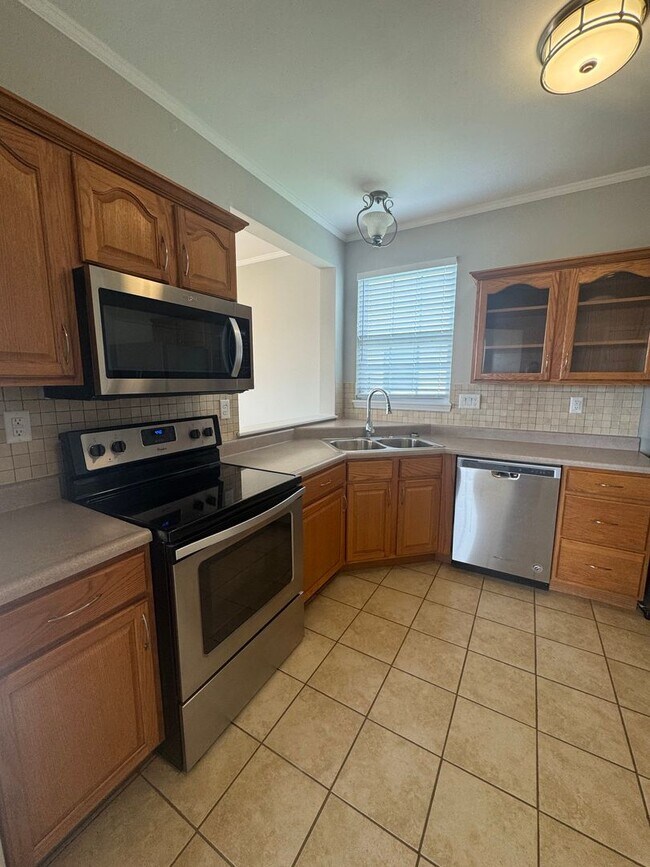 Building Photo - Three Bedroom Home with Fenced in Yard!