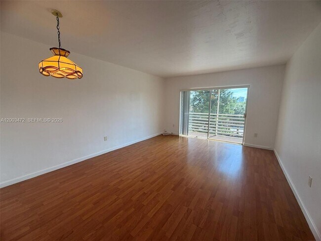 Building Photo - 20200 NE 27th Ct