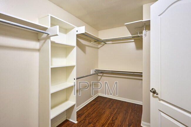 Building Photo - 2609 Thomas Ln