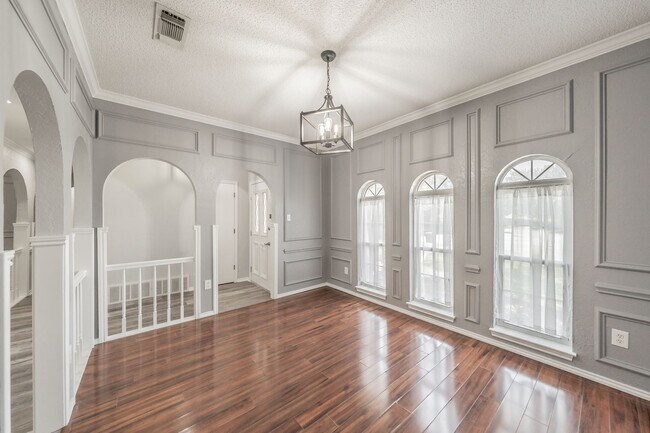 Building Photo - Charming Updated Home on Quiet Cul-de-Sac