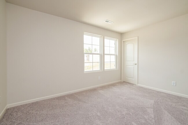 Building Photo - 1055 Manor Dr