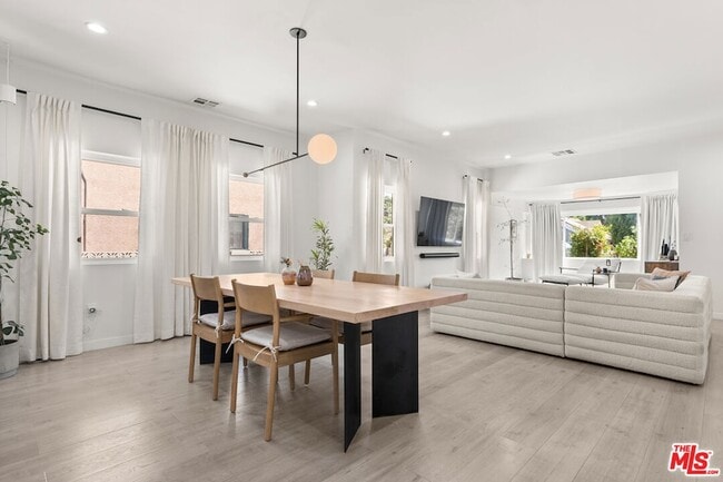 Building Photo - 1231 W 49th St