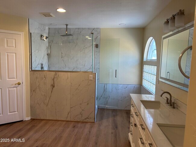 Building Photo - 6406 W El Cortez Pl