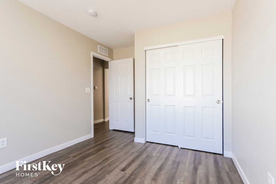 Building Photo - 5569 Jebel Ct