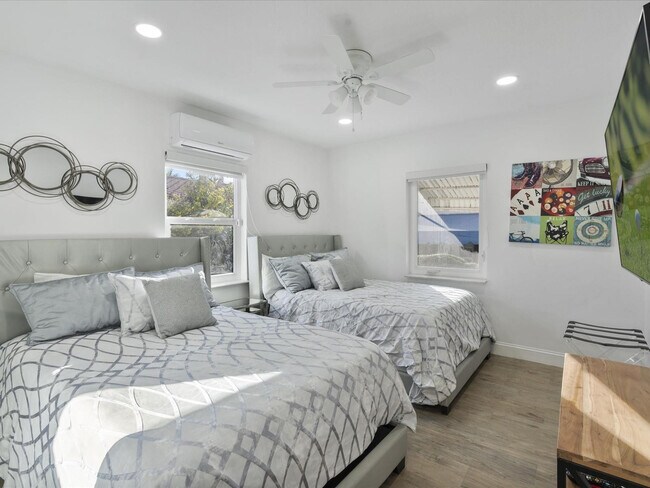 Building Photo - 9232 Harding Ave