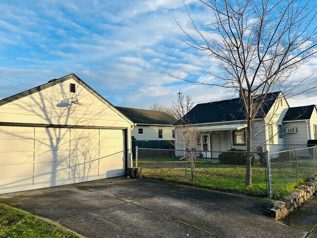 Building Photo - Charming Downtown Vancouver Bungalow