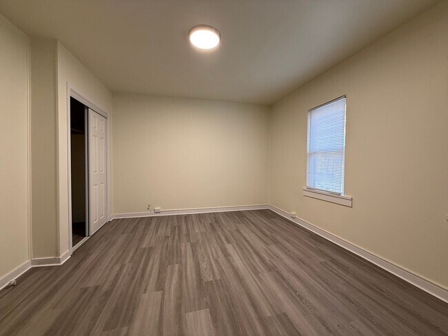 Building Photo - Updated 2BR Townhouse with off street park...