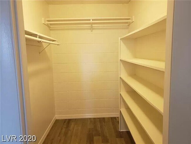 Building Photo - 605 S Royal Crest Cir