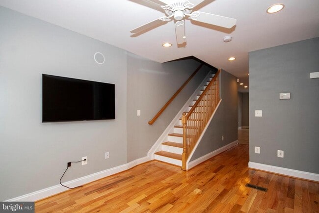 Primary Photo - 6 E Barney St