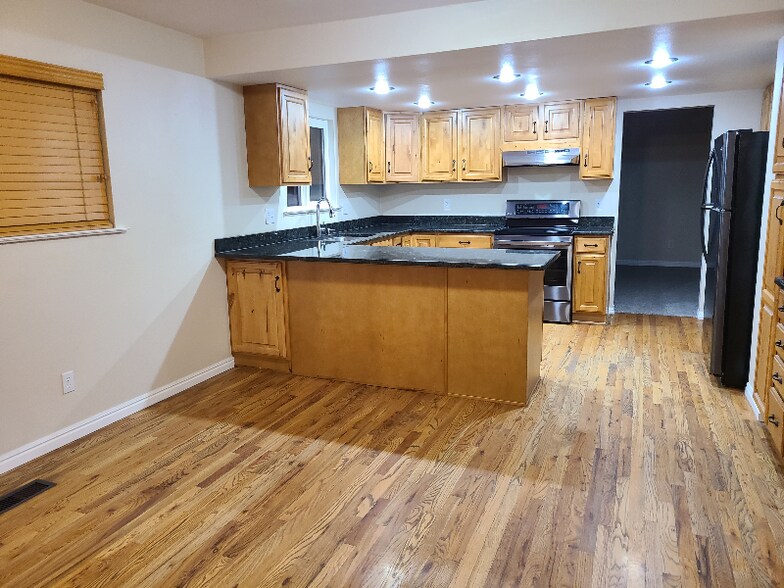 Building Photo - 287 E 600 N