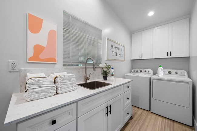 Building Photo - 606 S Sunshine Ave