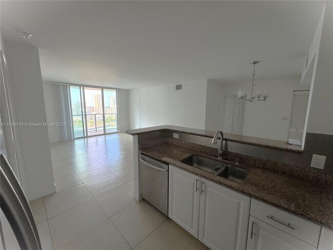Building Photo - 1155 Brickell Bay Dr