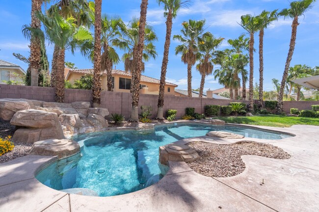 Building Photo - LUXORY 5 BEDROOM 3 1/2 BATH HOME LOCATED I...