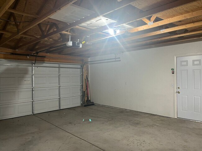 Building Photo - Charming Three Bedrooms, 2 Bathrooms Home ...