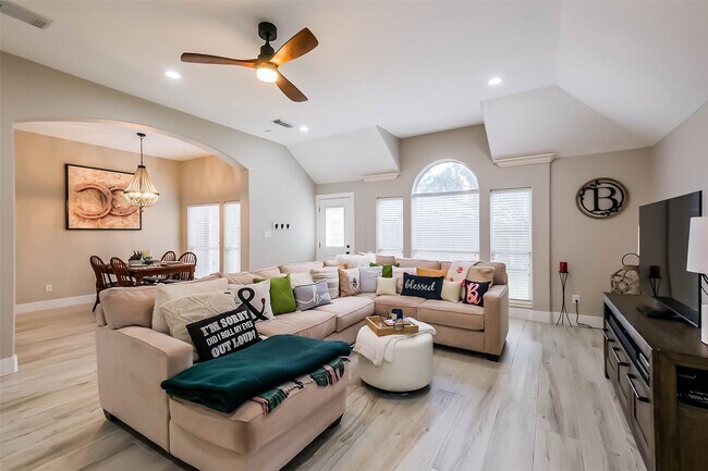 Building Photo - 10010 Forest Spring Ln