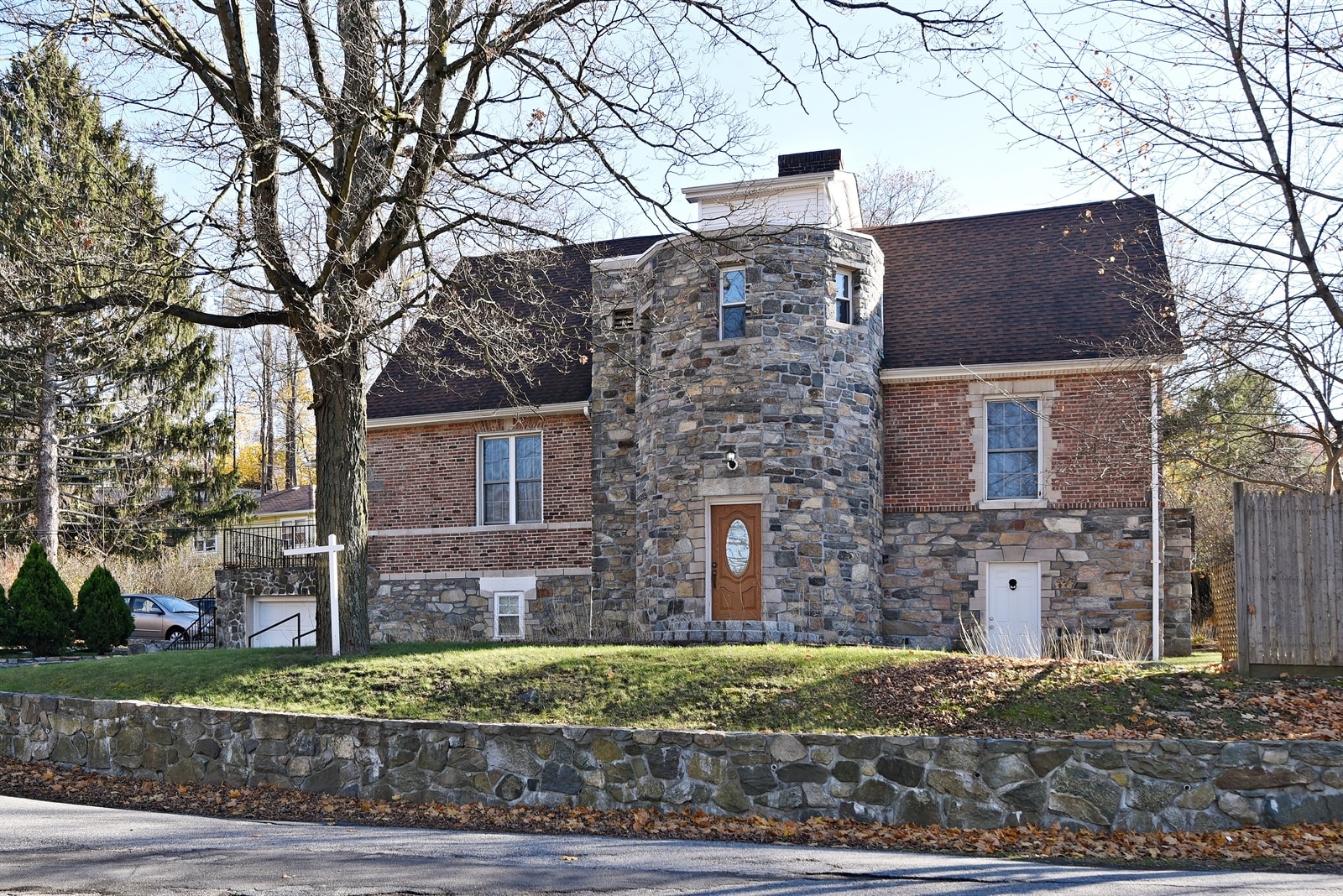 Building Photo - 2 Hollowbrook Pl