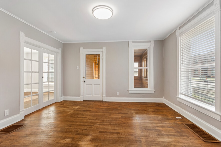 Building Photo - 402 E Elm St