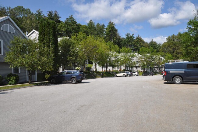 Building Photo - 181 Riverside Townhouses Rd