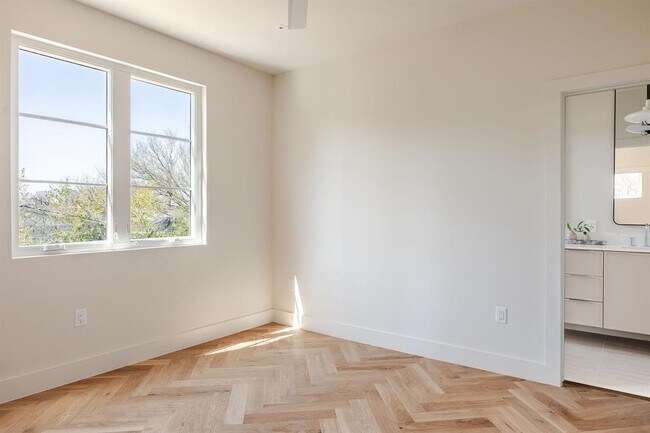 Building Photo - 1802 Overhill Dr