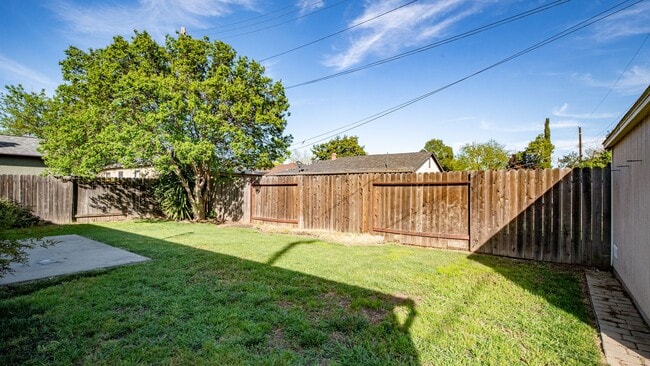 Building Photo - Centrally Located Sacramento Home
