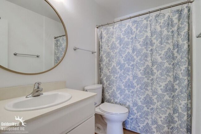 Building Photo - Bright and Spacious 2Bdm, 2Ba Condo in the...