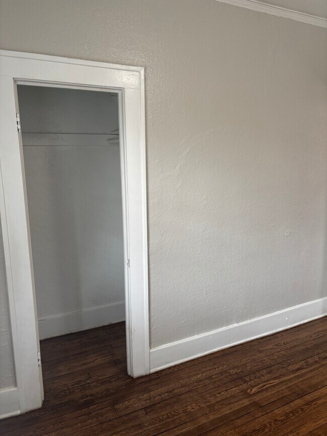 Building Photo - 975 N Washington St