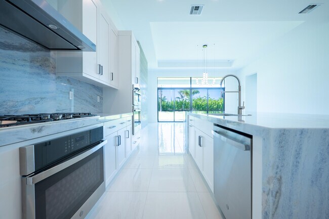 Building Photo - 9597 Regal Palm Ct