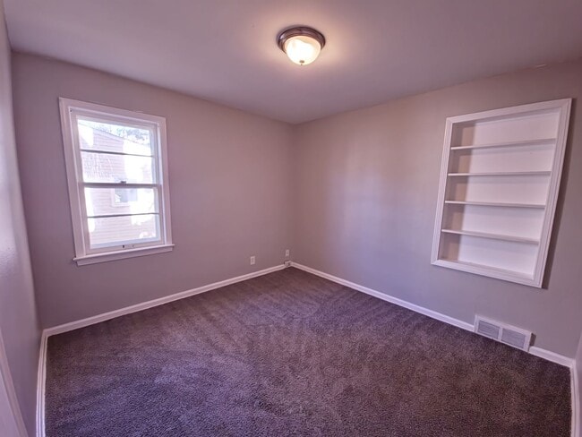 Building Photo - 5 Bedroom 2 Bathroom