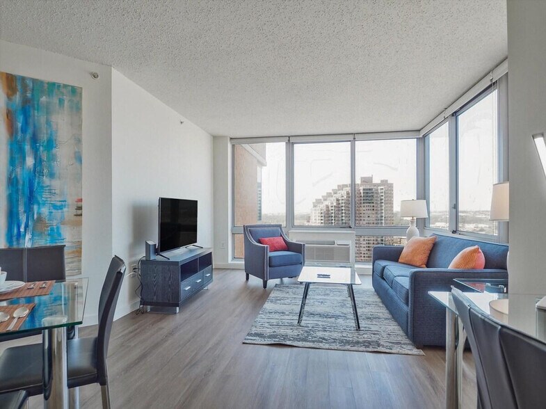 Building Photo - 33 Hudson St