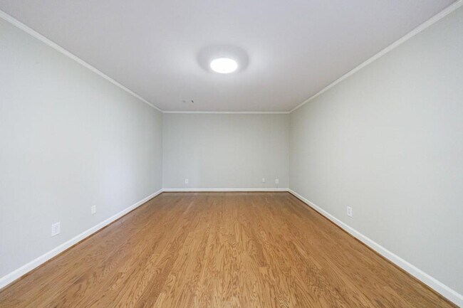 Building Photo - 585 W Crossville Rd