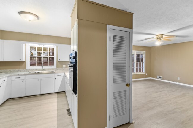 Building Photo - 311 Hillcrest Ct