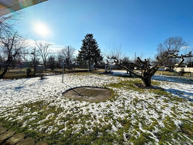 Building Photo - 6615 Fairwood Dr