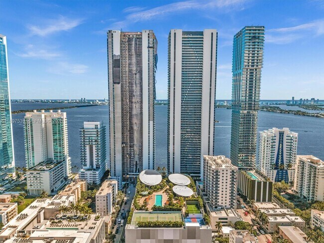 Building Photo - 700 NE 24th St