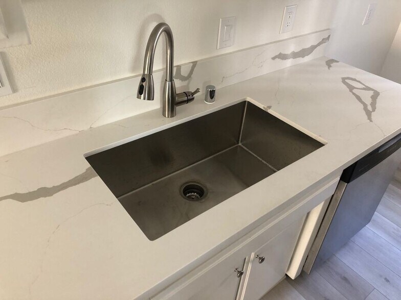 Building Photo - 408 N Venice Blvd