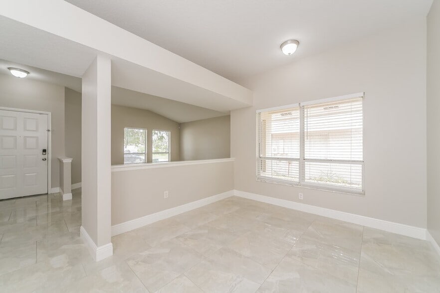 Building Photo - 3051 Bloomsbury Dr