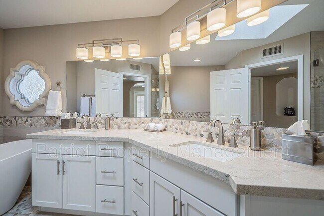 Building Photo - 10527 E Fanfol Ln