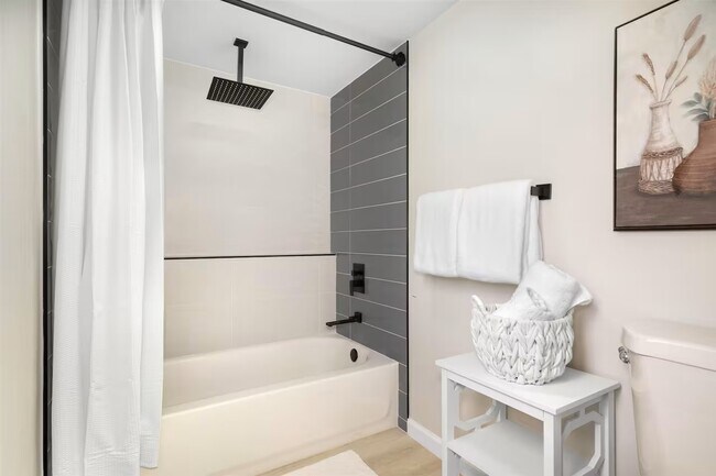 Building Photo - 531 Hahaione St