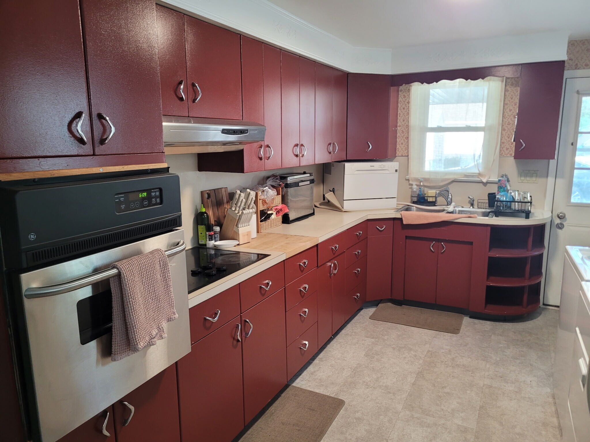 Kitchen - 115 Whelen Ave