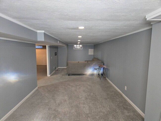 Building Photo - Charming 5-Bedroom Property in Prime Location
