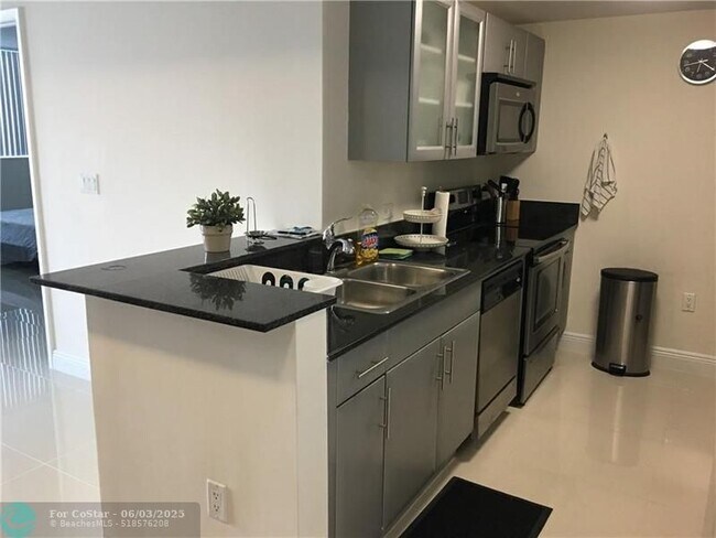 Building Photo - 1861 NW S River Dr