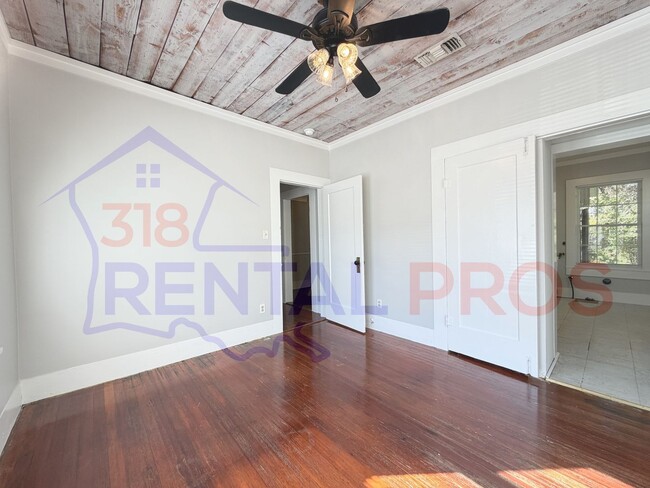 Building Photo - Recently Updated 3 Bedroom House