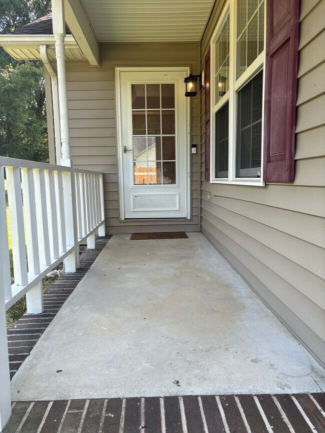 Building Photo - 671 Circle Dr