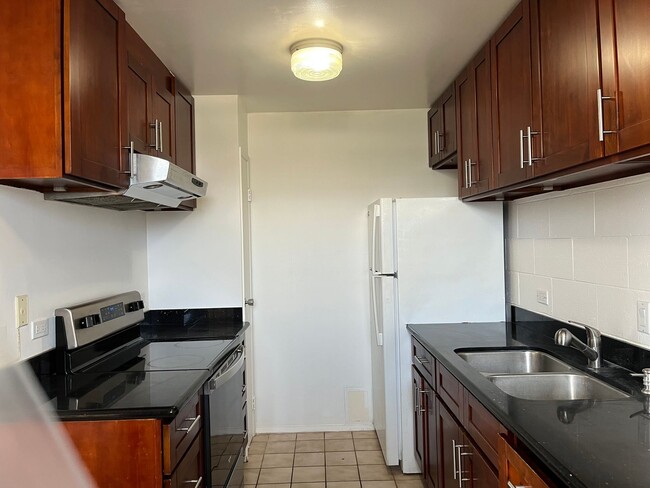 Building Photo - Salt Lake area - 2 bedroom, 1 bath unit with 1 parking - Avail Now!