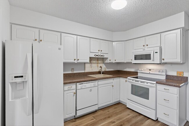 Building Photo - Spacious & Exciting Townhome style Condo
